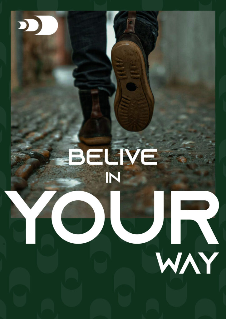 Poster di una pubblicità per Centipede con una persona che cammina in un vialetto, con la scritta "Belive in Your Way", su sfondo verde con pattern bianco