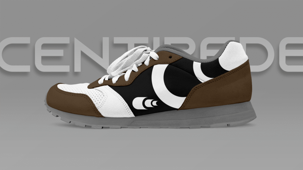 Mockup di una scarpa da ginnastica per il brand Centipede, marrone, bianca e nera, con sfondo grigio in cui è presente la scritta del brand Centipede